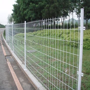 沃达现货双边丝护栏网 场地钢丝网护栏