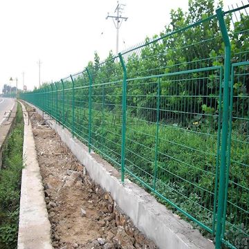供应高速护栏网顶部30°折弯 边框式公路护栏网