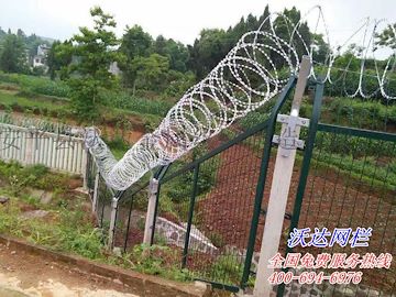 爬坡金属网片防护栅栏35-65度